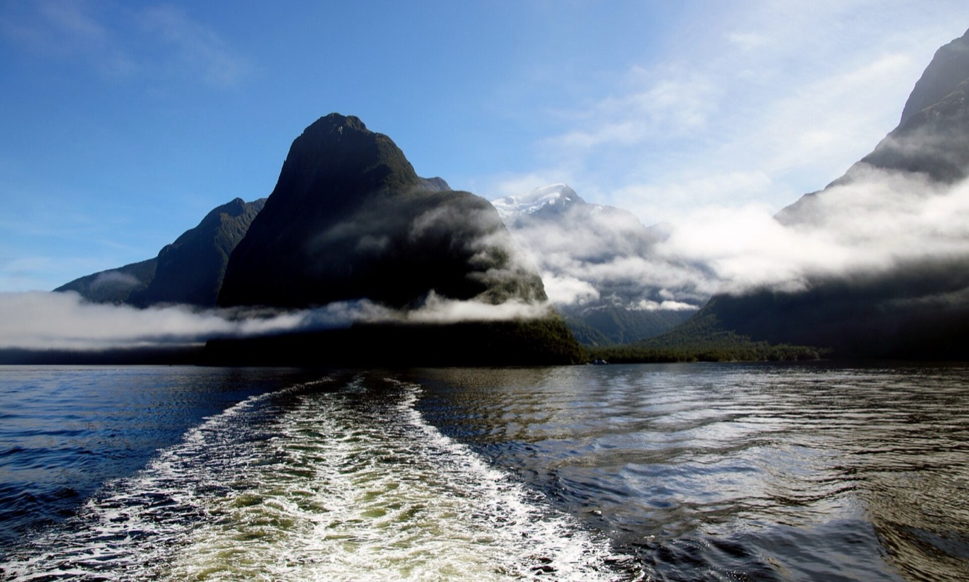 Milford Sound 游船进入峡湾